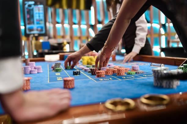 fun77 BandarQ game interface showing card selection and dealer comparison