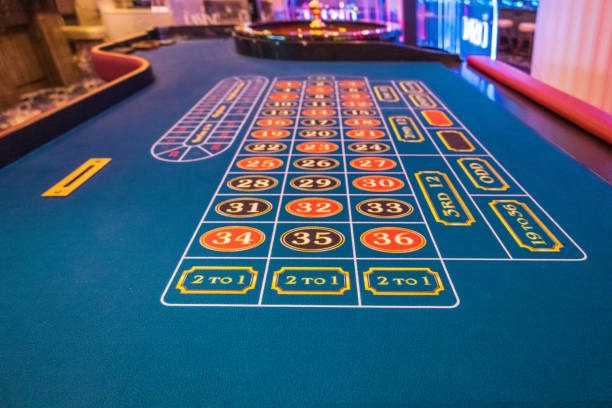 fun77 live Three Card Poker table with dealer on camera and game interface